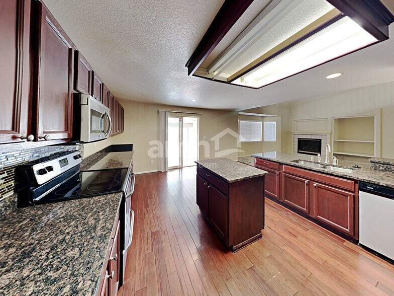 Building Photo - 13985 Elm St