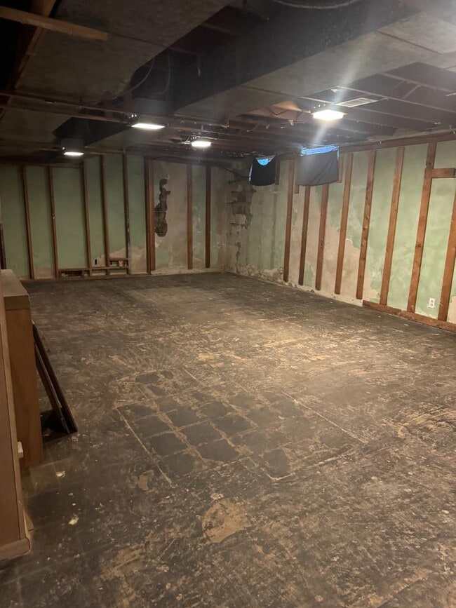 Building Photo - 513 N Ottawa Rd