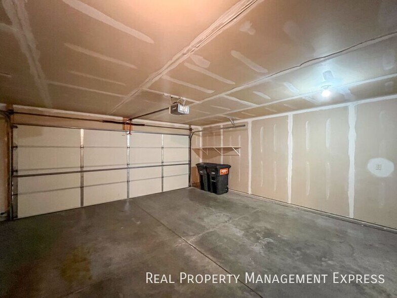 Building Photo - 3 Bedroom 2 Bathroom Townhome in SW Sioux Falls