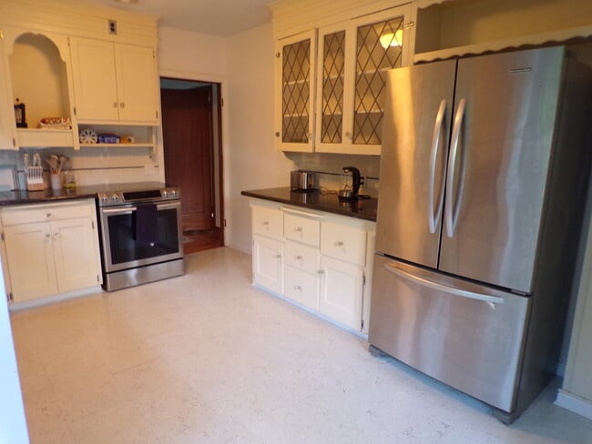 Building Photo - 4621 NE Royal Ct