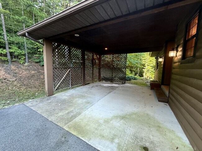 Building Photo - Smoky Mountain Living!!!