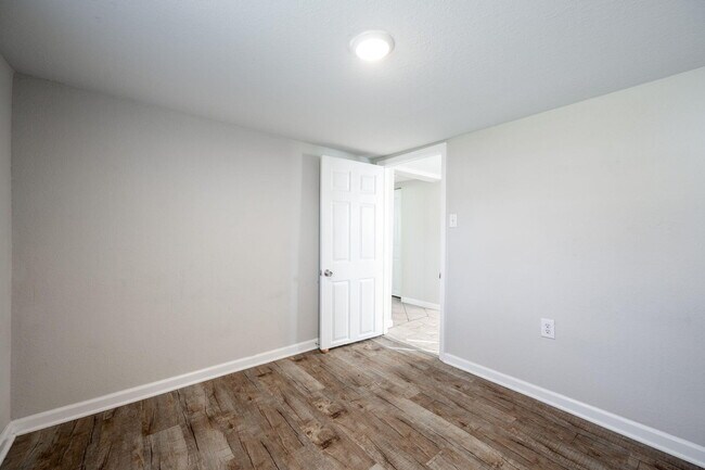 Building Photo - 276 S Center St