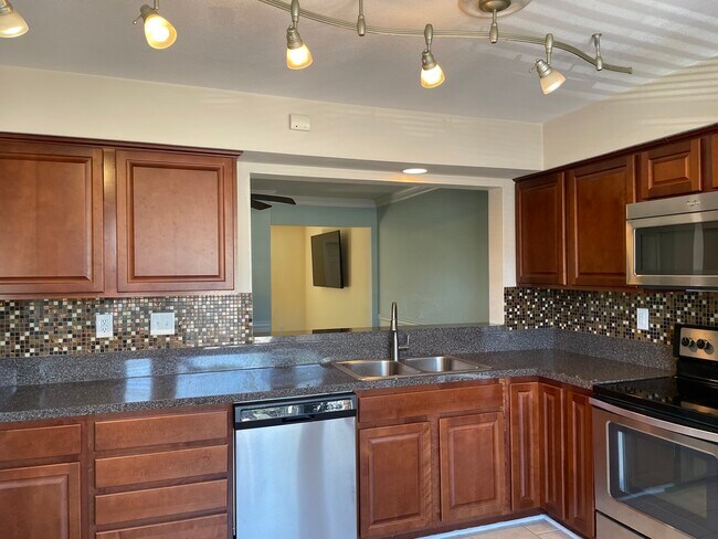 Kitchen - 662 Biltmore Dr