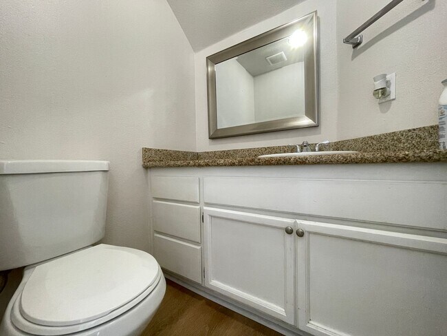 Building Photo - Beautiful 3 Bed 2.5 Bath Home with SOLAR i...