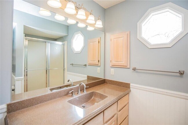 Building Photo - 2 Newburgh Dr