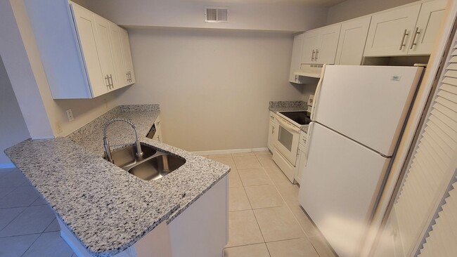 Building Photo - Townes of Southgate 2 Bedroom 2 Bathroom F...