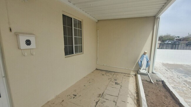 Building Photo - 4 bedroom 2 bathroom home ready now!!!!