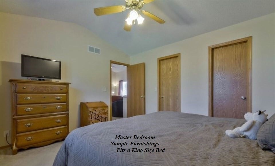 Master Bedroom with walk-in closet and private full bathroom - 3633 N Rushwood Ct