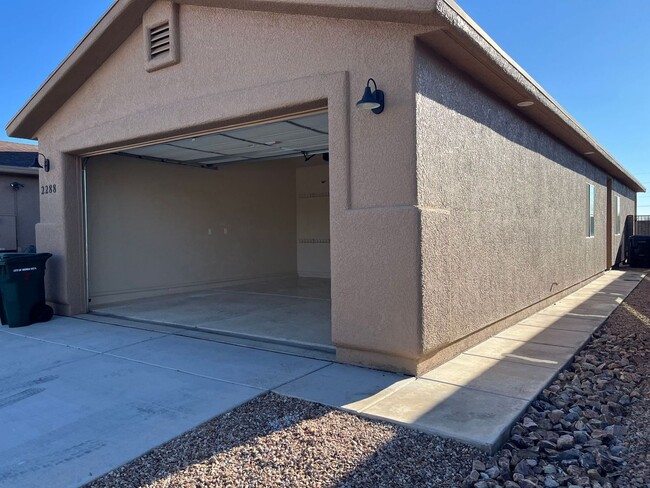 Building Photo - 3 bedroom 2 bath rental home with 2 car ga...