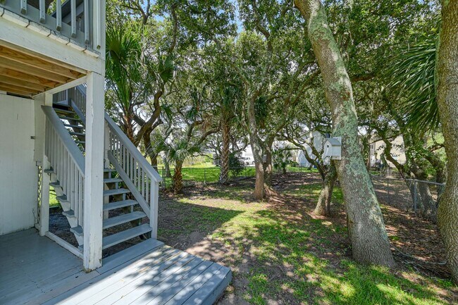 Building Photo - FULLY FURNISHED OFF-SEASON RENTAL STARTING MID-OCT