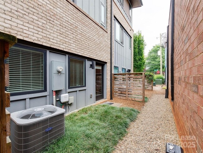 Building Photo - 225 Domain Way