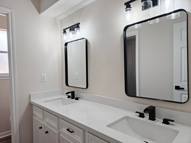 Building Photo - 16627 Aldenham Pl