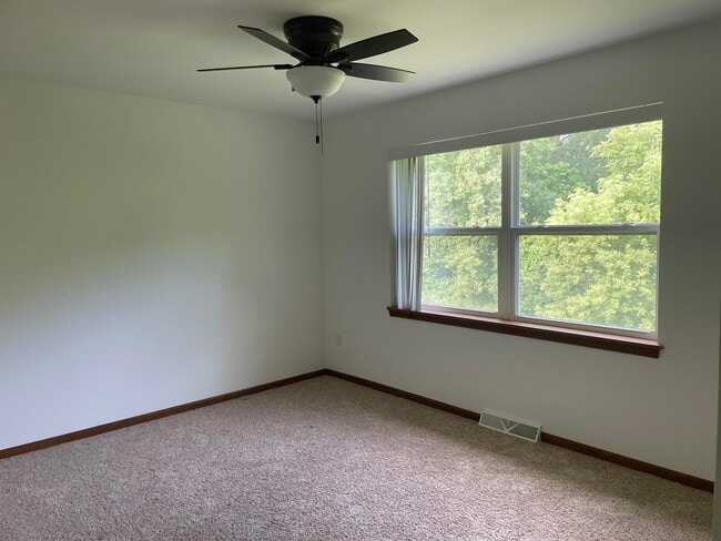 Building Photo - 2439 Parkfield Dr
