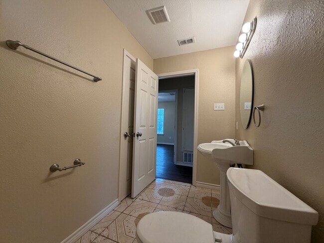 Building Photo - Move in Ready!