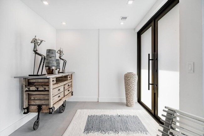 Building Photo - 925 NE 6th St