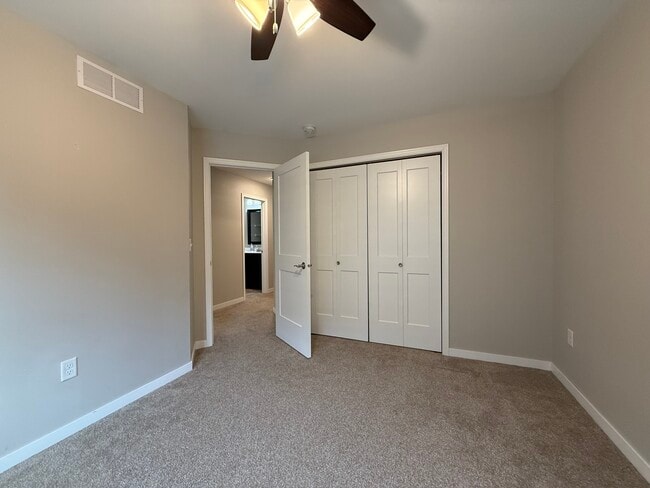 Building Photo - 1318 N Dodge St Ct