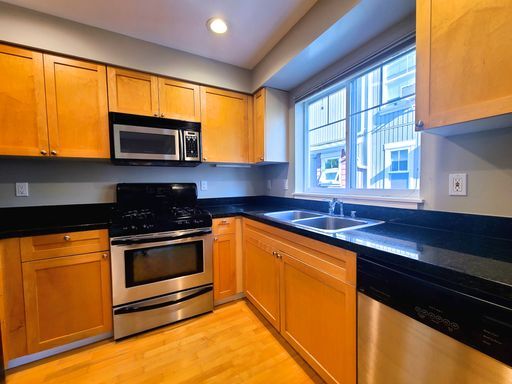 Building Photo - Stunning Three Level Townhome in Green Lak...
