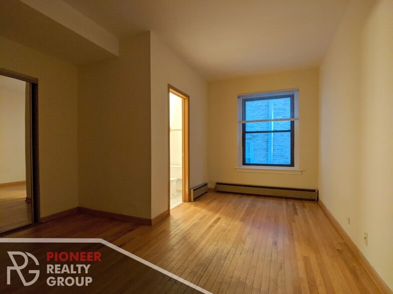 Building Photo - 633 W Barry Ave