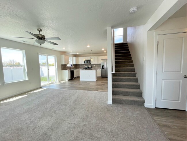 Building Photo - Bright and spacious 4 Bedroom 2.5 Bath hom...