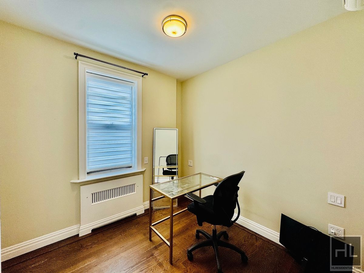 Building Photo - Gorgeous gut renovated 2 bed/2 bath spacious coop for rent.