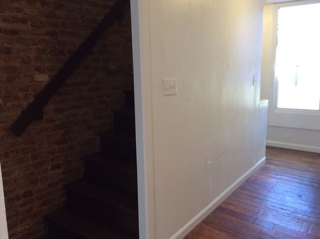 Building Photo - 2 Bedroom 1 Bath 2nd Floor Apartment in East End of York City