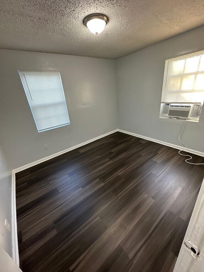 Building Photo - 1528 Mt Herman St