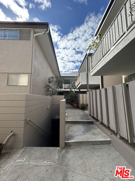 Building Photo - 833 Moraga Dr