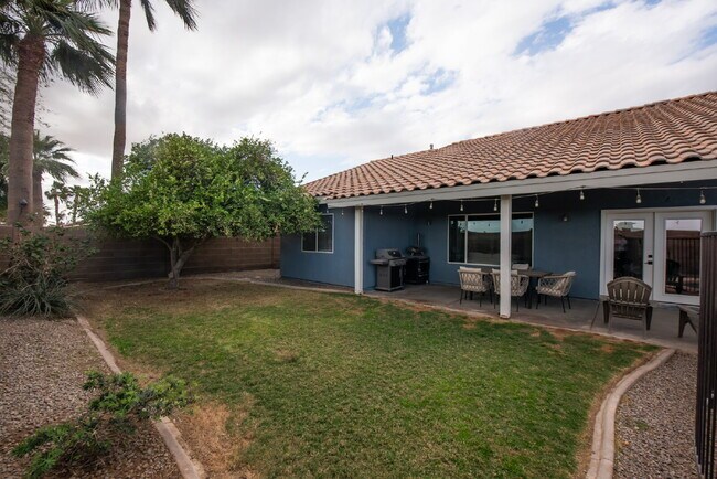 Building Photo - Spacious 3-Bedroom Oasis with Pool in Yuma...