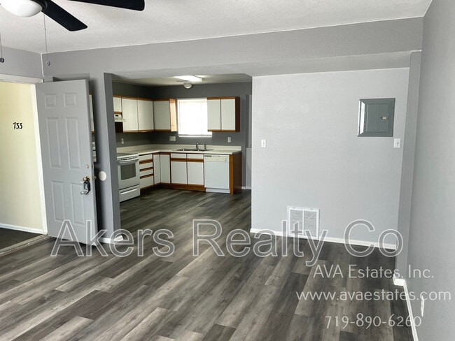 Building Photo - 733 E Laporte Dr