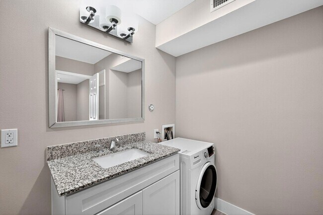 Building Photo - 935 La Posada Dr