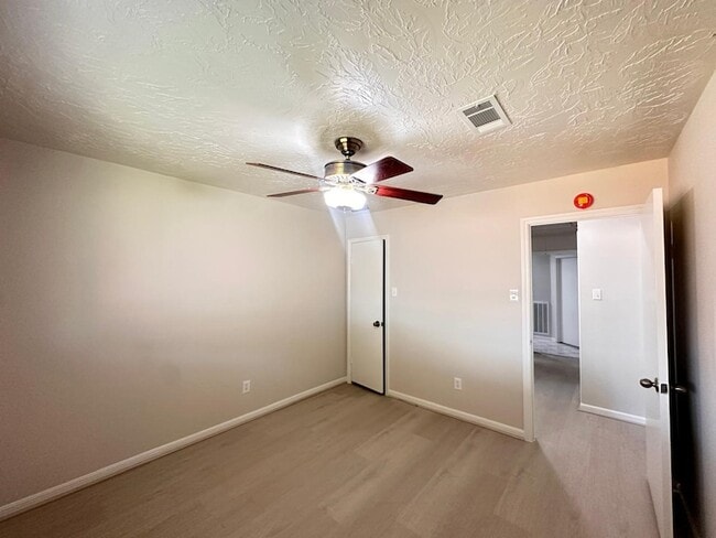 Building Photo - 219 Kings Ct
