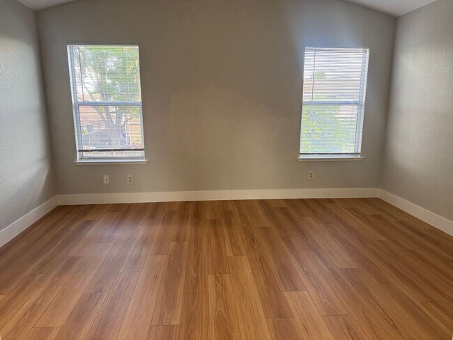 Building Photo - 2776 Woodmont Dr