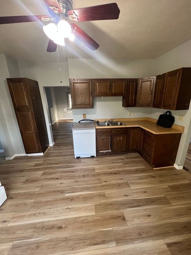 Building Photo - Spacious 4 Bedroom House