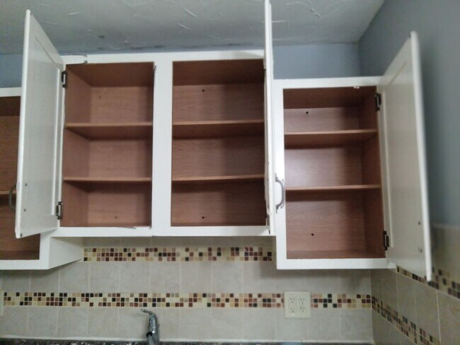 Building Photo - Charming 3-Bedroom Property in Prime Location