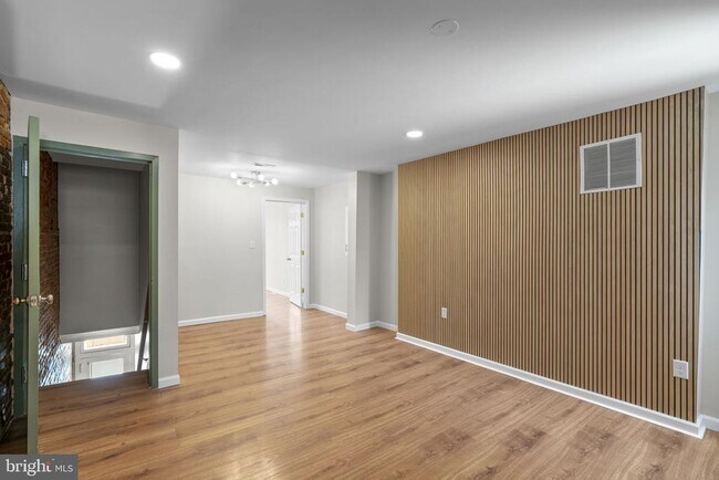 Building Photo - 1305 Light St