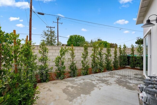 Building Photo - 1638 Santa Ana Ave