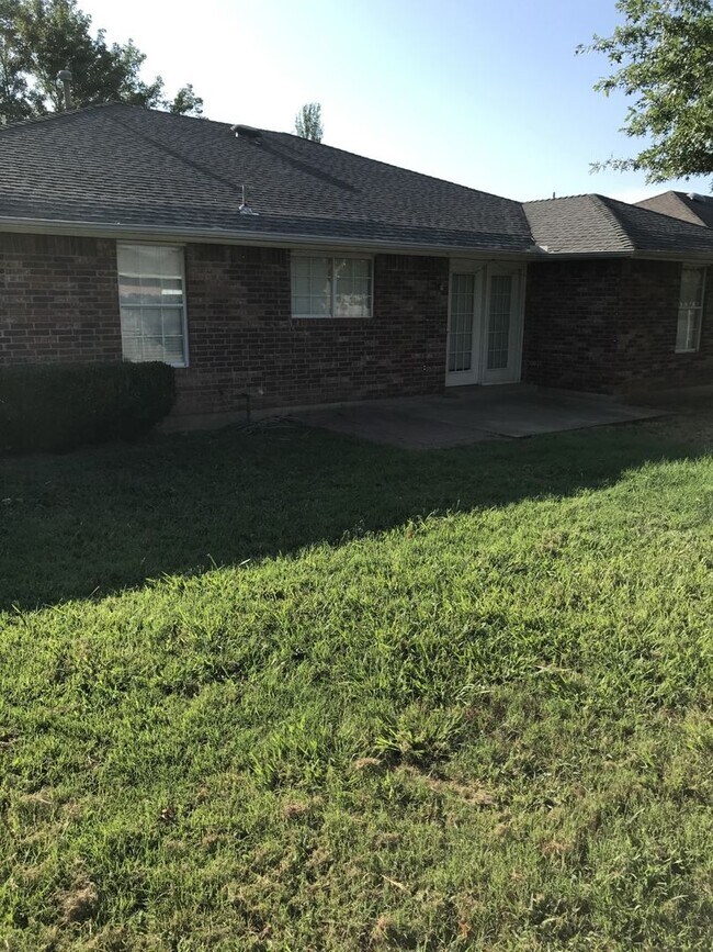 Building Photo - 4 bed 1.5 miles from OU Campus available f...