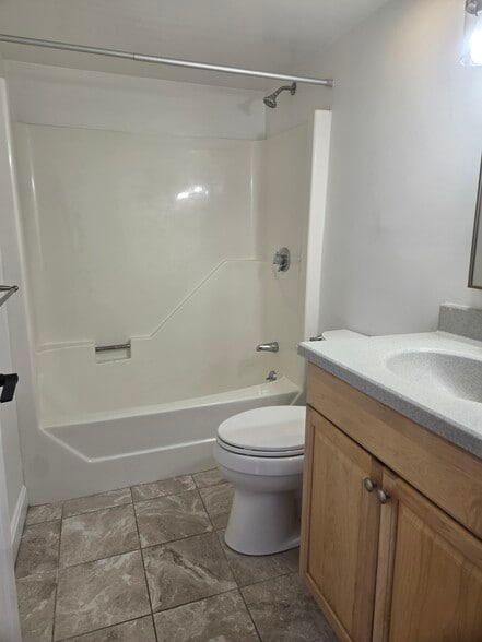 Guest bathroom - 64 Forest St