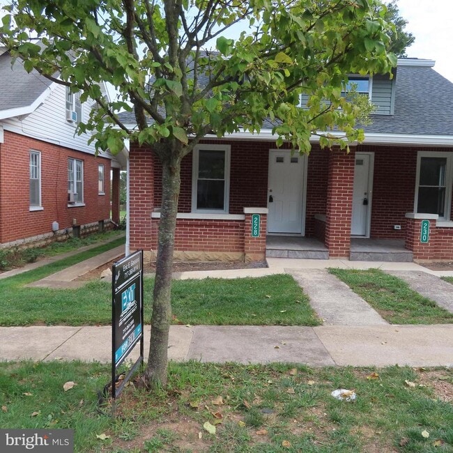 Building Photo - 228 Rowe Ave