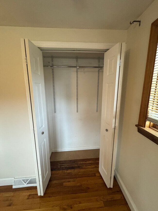 Building Photo - Coraopolis - 3 Bedroom, 1 Bath - Charming ...