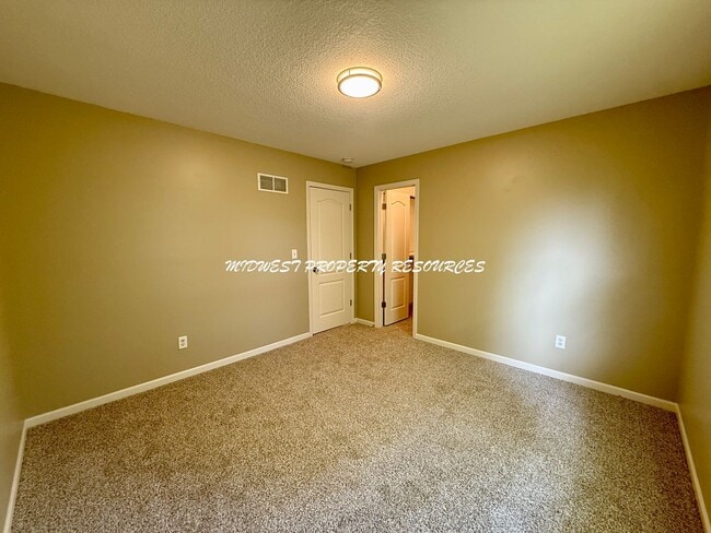 Building Photo - 2 Story Freshly Updated Duplex in Raytown
