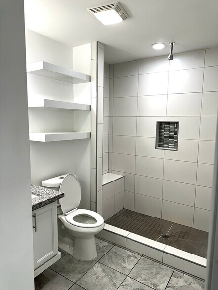 Building Photo - 325 Clemente Ave