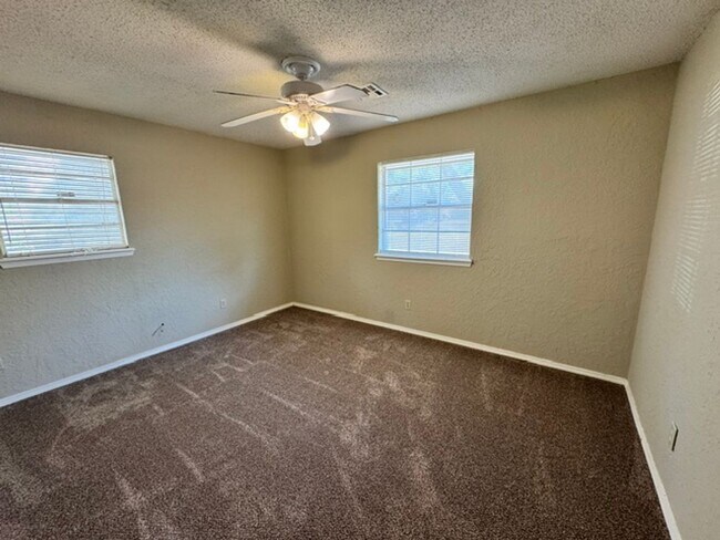 Building Photo - 2021 Elmhurst Dr