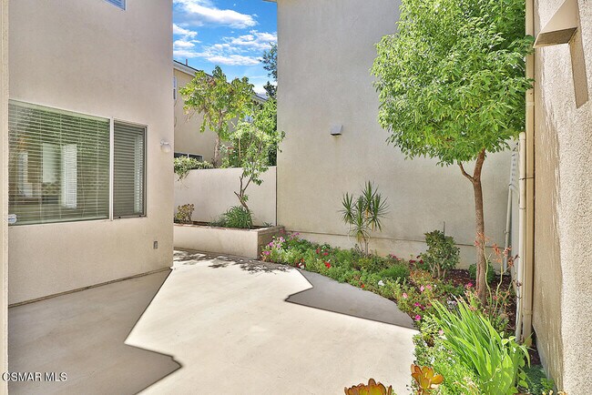 Building Photo - 5505 Salerno Dr