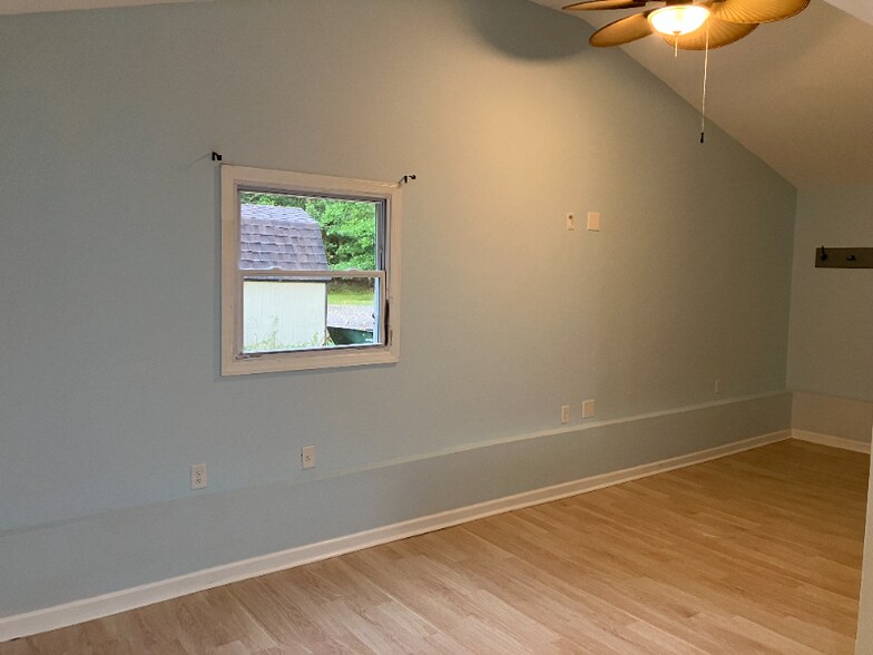 Building Photo - 695 Harmony Rd