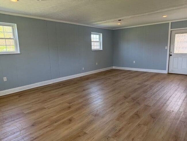 Building Photo - Seymour 37865 - One-level brick home with 3 bedrooms, 2 baths & bonus room - Call Linda Meese (86...