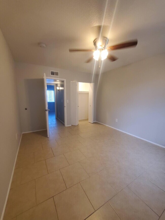 Building Photo - MOVE IN READY 2 Bed / 2 Bath – Updated – Pets Welcome – North Phoenix