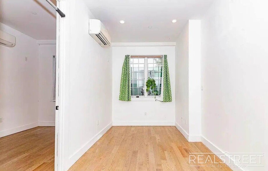 Building Photo - Putnam Avenue