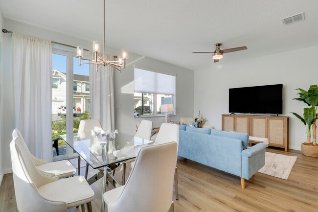 Building Photo - 5719 SE Edgewater Cir