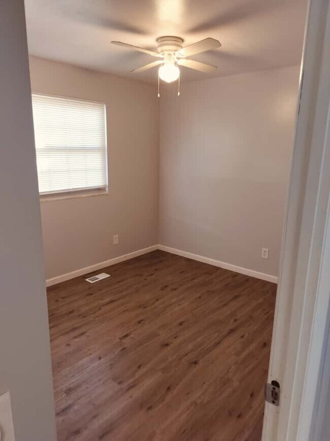 Building Photo - 2461 Duchess Dr